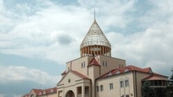 Ադրբեջանն Արցախի Վերածննդի հրապարակում քանդում է պետական շենքերը