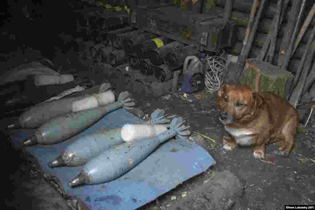 Через затримки в постачанні західного озброєння та боєприпасів Україна намагається хоча б частково закрити потреби фронту власними силами. Згідно з даними української влади, у 2023 році різко зросло українське виробництво мінометів калібру 60, 82 та 120 мм. Донеччина, 3 березня 2024 року &nbsp;