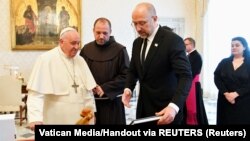 Прем’єр-міністр України Денис Шмигаль і папа Римський Франциск. Ватикан, 27 квітня 2023 року 