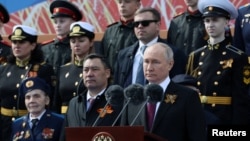 Президент КР Садыр Жапаров и российский лидер Владимир Путин на параде 9 мая в Москве.