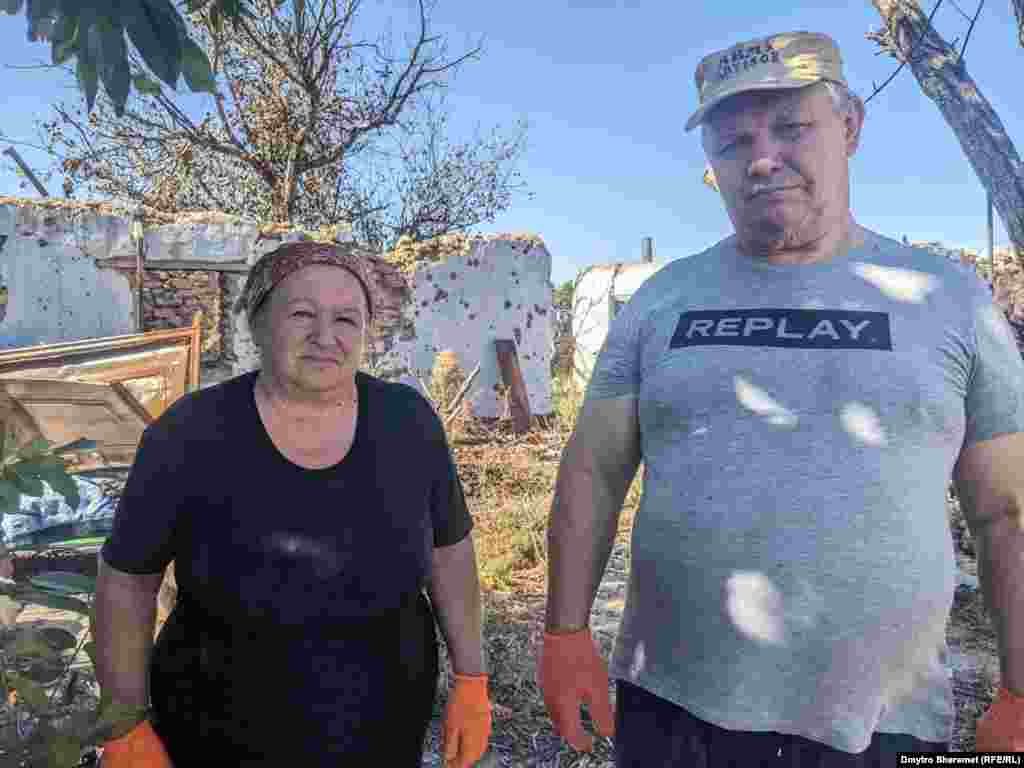 Володимир та&nbsp;Тетяна,&nbsp;чий будинок майже повністю знищений обстрілами, кажуть, що все необхідне для життя тримають у машині