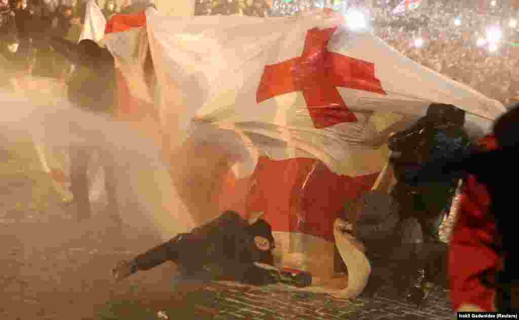 Вскоре в ход пошли водометы. Фото&nbsp;&mdash;&nbsp;Irakli Gedenidze (Reuters).