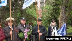 Kefe sakinleri «Ebediy alev» yanında, 2023 senesi mayısnıñ 9-ı
