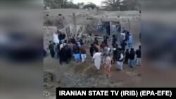 Բնակիչները հավաքվել են պակիստանյան հրթիռի հարվածից առաջացած փոսորակի մոտ, Սարավան, Սիստան-Բելուջիստան, Իրան, 18 հունվարի, 2024թ.
