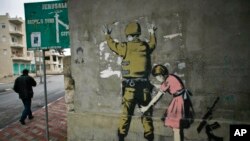 Робота Бенксі на Західному березі Йордану, 2007 рік