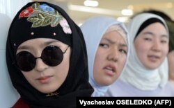 Gyrgyz gyzlary Bütindünýä hijap güni mynasybetli Bişkekde geçirilýän çärä gatnaşdylar.