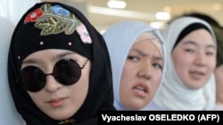 Қирғизистонлик аёллар Бишкекдаги Халқаро ҳижоб кунига бағишланган тадбирда. 2 февраль, 2019 йил.
