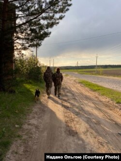 Пара разом під час служби