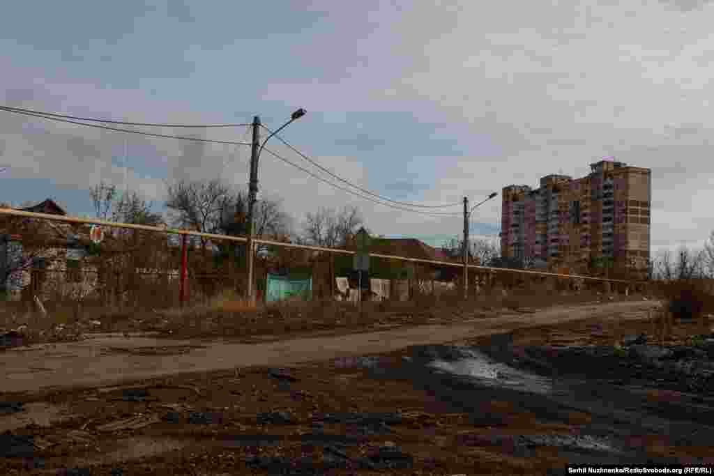 У місті безупинно чути вибухи, утім, лінія оборони тримається. Попри постійні авіанальоти та штурми, українські війська утримують місто