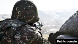 Военнослужащий ВС Армении на боевом посту (архив)