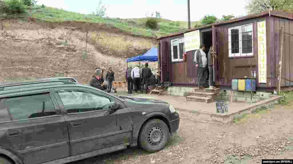 Մինչ այդ, գյուղացիները հավաքվել են Կիրանցի սկզբնամասում, քննարկում են անելիքները։