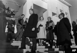 جیمی کارتر اول ژانویه ۱۹۷۸ حین خروج از کاخ سعدآباد تهران به پرسش‌های خبرنگاران پاسخ گفت. محمدرضا شاه پهلوی نیز کارتر را که از ایران عازم هند بود تا فرودگاه همراهی کرد. روزالین کارتر، بانوی اول آمریکا و شهبانو فرح پهلوی هم حاضر بودند.