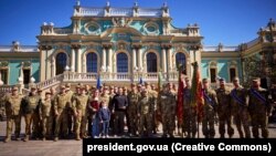 Президент України Володимир Зеленський (посередині) під час відзначення Дня піхоти. Київ, 6 травня 2023 року 