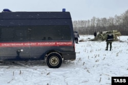 Фото ТАСС: на місці падіння літака Іл-76 працюють представники Слідчого комітету РФ. Бєлгородська область Росії. 24 січня 2024 року