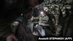 Українські військові встановлюють автоматичну гармату на військову бронемашину після профілактичного ремонту, Донецька область, 25 січня 2024 року