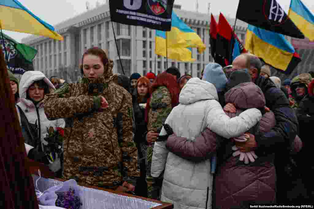 Всі кошти від продажу теперішнього і майбутніх накладів, а також електронних примірників збірки перераховуватимуть родині Кривцова та громадській організації &laquo;Реформація&raquo;&nbsp;на просвітницькі книжкові проєкти для військових &nbsp;