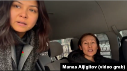 Махинур Ниязова (солдо) менен Асел Оторбаева (оңдо) укук коргоо органдарынын автоунаасына отурган маалы. 15-январь, 2024-жыл.