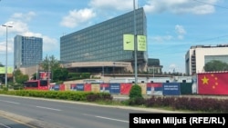 Плакати з китайським прапором напередодні візиту Сі Ціньпіня до Белграда. 6 травня 2024 року