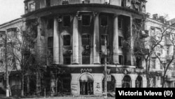 Зруйнована будівля магазину «Алло» на вулиці Миру, 53 в Бахмуті. Лютий 2023 року