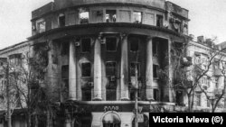 Бахмуттагы дүкөндүн талкаланган имараты, 2023-жылдын февралы.