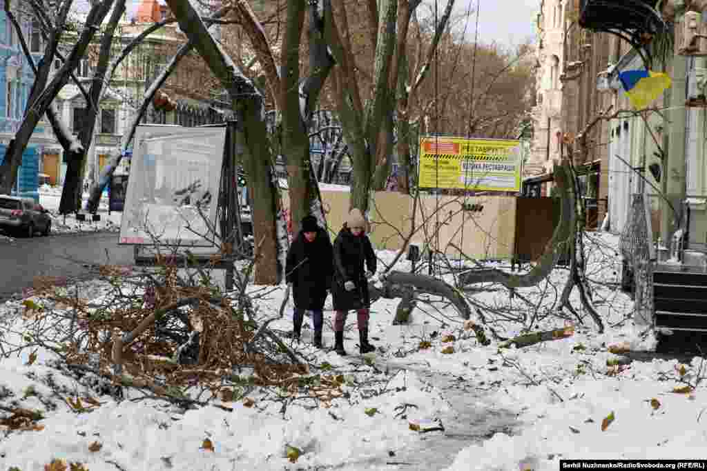 Президент України Володимир Зеленський у своєму вечірньому зверненні заявив, що внаслідок негоди у Одесі загинули п&#39;ять людей, щонайменше 19 отримали поранення. &laquo;Наразі епіцентр циклону переміщується у північні області. Всюди готові допомагати. Були доповіді й щодо допомоги водіям на заблокованих дорогах. Дякую, зокрема, і волонтерам, які підтримують людей в громадах&raquo;, &ndash; додав він.&nbsp;