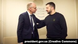 Президент України Володимир Зеленський та прем`єр-міністр Люксембургу Люк Фріден (л) вітають один одного перед зустріччю під час Всесвітнього економічного форуму (ВЕФ) у Давосі, Швейцарія, 16 січня 2024 року