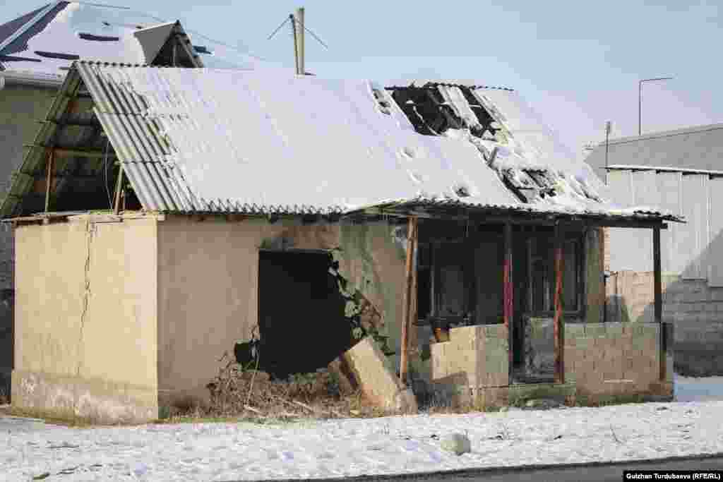 Конуш Бишкектеги таштанды талаасына жакын жайгашкан. Быйыл жашоочулар андан чыккан түтүнгө уукпай, аба тазарып калганын айтышты.&nbsp;