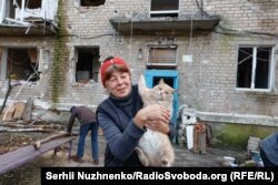 8-уми ноябр, деҳаи Авдеевкаи Украина. Сокинон ба хонаҳои худ, ки аз дасти артиши Русия хароб шудааст, бармегарданд