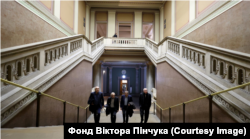 (Cправа наліво) Історики Тімоті Снайдер, Сергій Плохій, Ярослав Грицак та бізнесмен Віктор Пінчук на сходах Британського музею в Лондоні перед презентацією проєкту «Українська історія: глобальна ініціатива». 27 листопада 2023 року