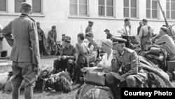 Чемоданное ожидание. На переднем плане - подполковник Николай Кондырев с супругой. Руггель, 9 мая 1945. (Госуд. архив Лихтенштейна)