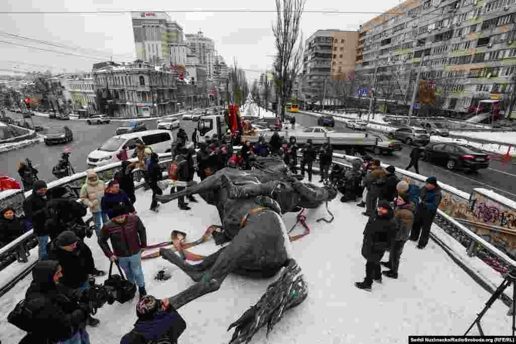 Кияни та журналісти з&#39;юрмилися навколо демонтованого пам&#39;ятника Щорсу &nbsp;
