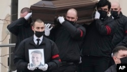 «Нет войне», «Не простим». Как в Москве прощались с Алексеем Навальным