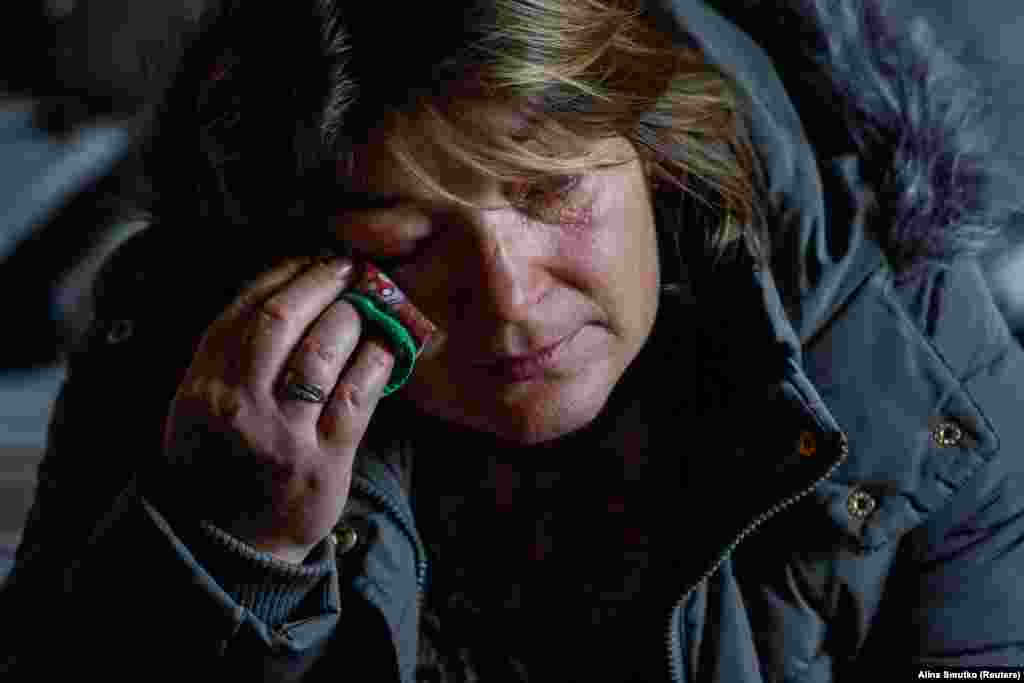 Ольга Скачкова плаче, коли говорить про свою 69-річну матір, яка залишилася вдома. &laquo;Моя мама не хотіла їхати&raquo;, &ndash; каже вона, згадуючи, як мати сказала, що не хоче бути тягарем &nbsp;