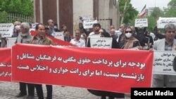 در اراک، علاوه بر معلمان، شماری از والدین دانش‌آموزان نیز با فرزندان خود در تجمع شرکت کردند