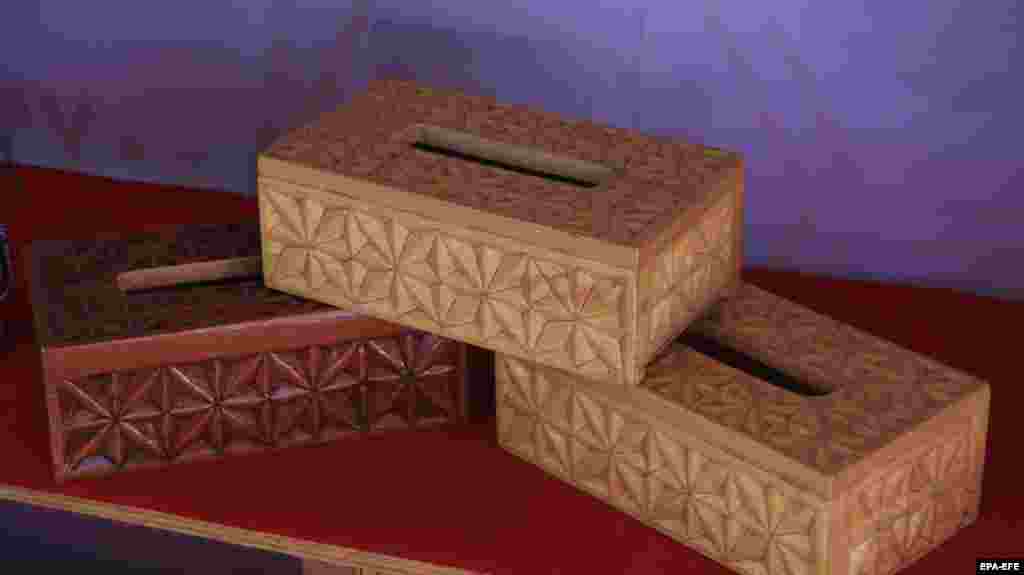 Резьбой по дереву в доисламский период занимались выходцы из касты Бари, которая считалась низшей. Бари не являлись членами иерархического общества Нуристана&nbsp;