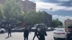 Ոստիկանները հեռացնում են աղբանները որոնցով ցուցարարները փակել էին Բաղրամյան պողոտան