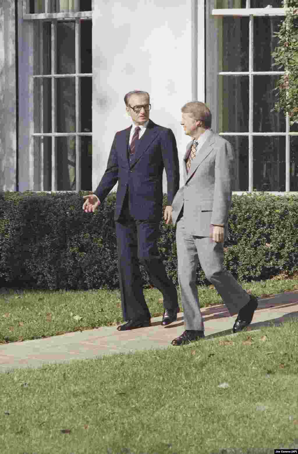 جیمی کارتر و محمدرضا شاه در محوطهٔ کاخ سفید، ۱۵ نوامبر ۱۹۷۷