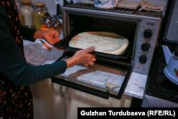 Гүлбарчын бала кезинде ата-энесинен ажырап, чоң энесинин колунда өсүп, эрте турмуш курган экен.