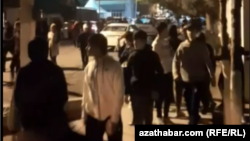 Ýaşlar uly topar bolup Aşgbadyň köçesinden barýar. Noýabr, 2023
