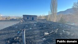 Кербен шаарындагы өрт чалган оорукананын чатыры. 