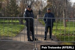 Митинг өтіп жатқан аумақта тұрған полиция қызметкерлері. Алматы, 26 қараша 2023 жыл.