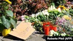 یادبود قربانیان زولینگن در آلمان به همراه این سوال که «چرا؟»