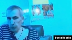 На початку липня з’явилося відео допиту Міхеїла Саакашвілі, на якому було помітно його сильне схуднення і нездоровий вигляд