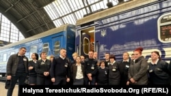 Бригада пасажирського поїзда Херсон-Львів, який був обстріляний Росією 3 травня 2023 року, Львів, 4 травня.