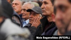 Участники митинга в Тбилиси, организованного певцом Гией Гачечиладзе. 30 апреля