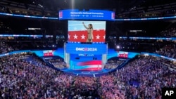 Кандидатка у президенти від Демократичної партії та віцепрезидентка США Камала Гарріс на з'зді партії. Чикаго, 19 серпня 2024 року