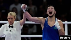 Казахстанский боксёр Нурбек Оралбай после победы в полуфинале Олимпиады в Париже