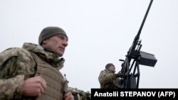 Українські військовослужбовці біля кулемета M2 Browning під час ракетної атаки на Київщину, Україна, 2 січня 2024 