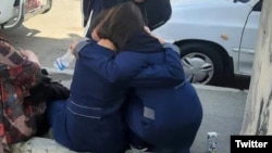 
مسمومیت دانش‌آموزان در مدارس عمدتا دخترانه شهرهای مختلف ایران همچنان ادامه دارد 