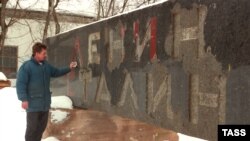 Плита с надписью "Ленин-Сталин" после ее демонтажа с главного входа в Мавзолей. После развенчания культа личности Сталина его тело было 31 октября 1961 года вывезено из Мавзолея и похоронено у Кремлевской стены